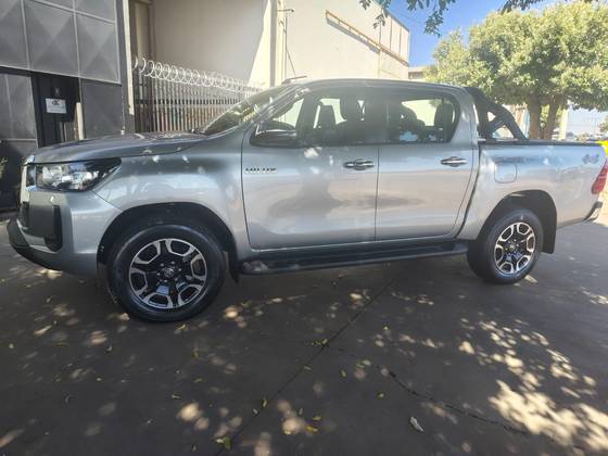 TOYOTA HILUX 2.8 D-4D TURBO DIESEL CD SRV 4X4 AUTOMÁTICO TOYOTA HILUX 2.8 D-4D TURBO DIESEL CD SRV 4X4 AUTOMÁTICO